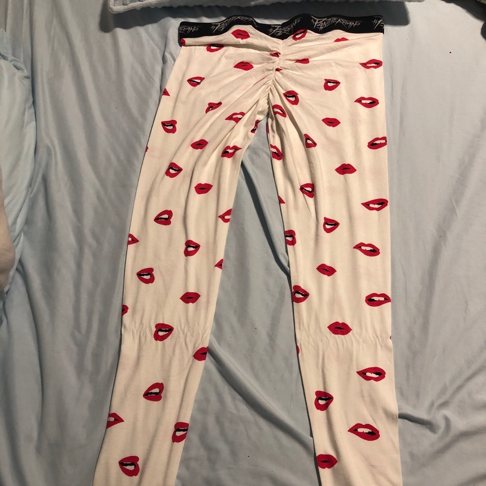 Panther gang Lip Print scrunched booty leggings